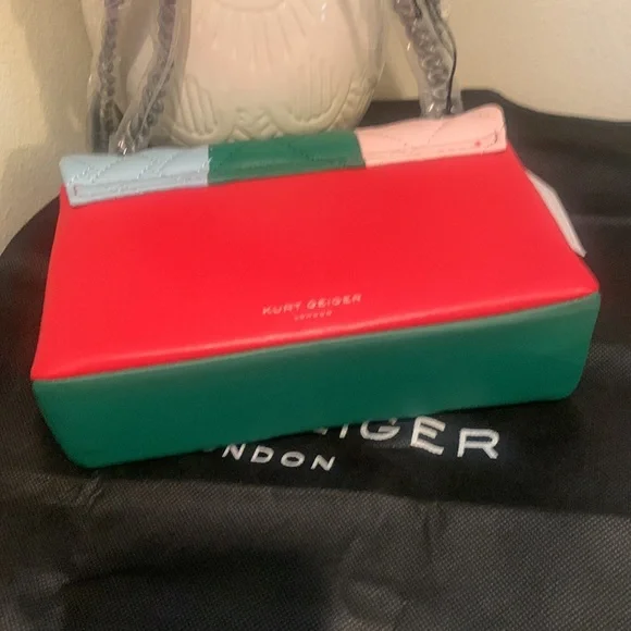 Mini Kensington Overstitch Quilted Crossbody Bag
KURT GEIGER LONDON - Picture 16 of 17